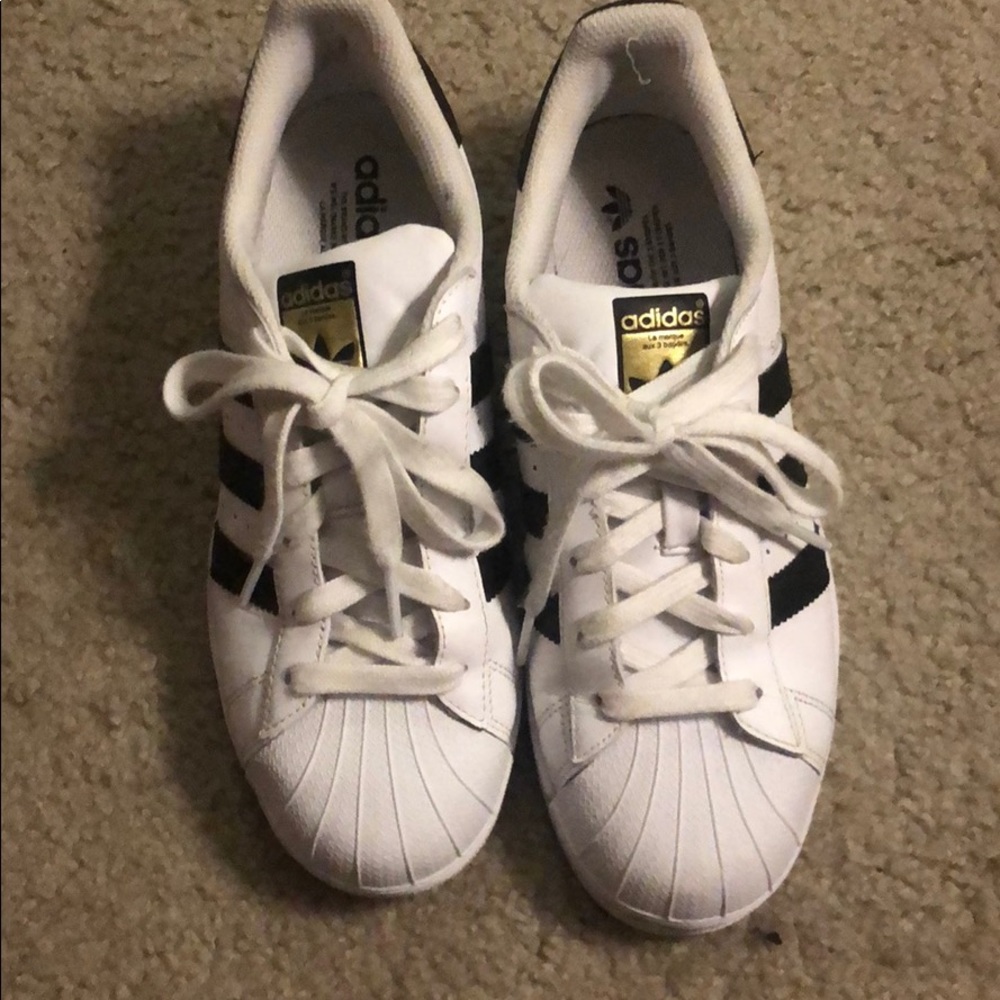 Tennis shoes